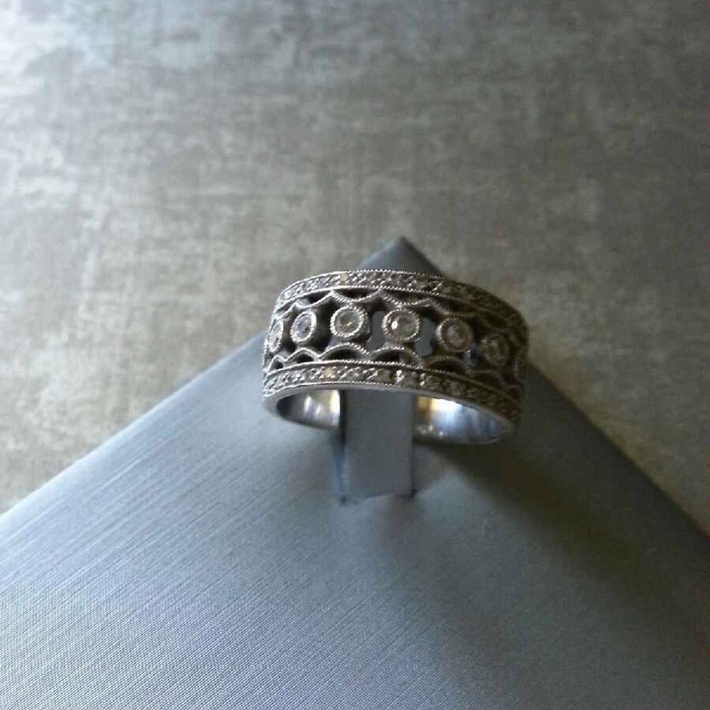 Diamond ring - Picture 2 of 3